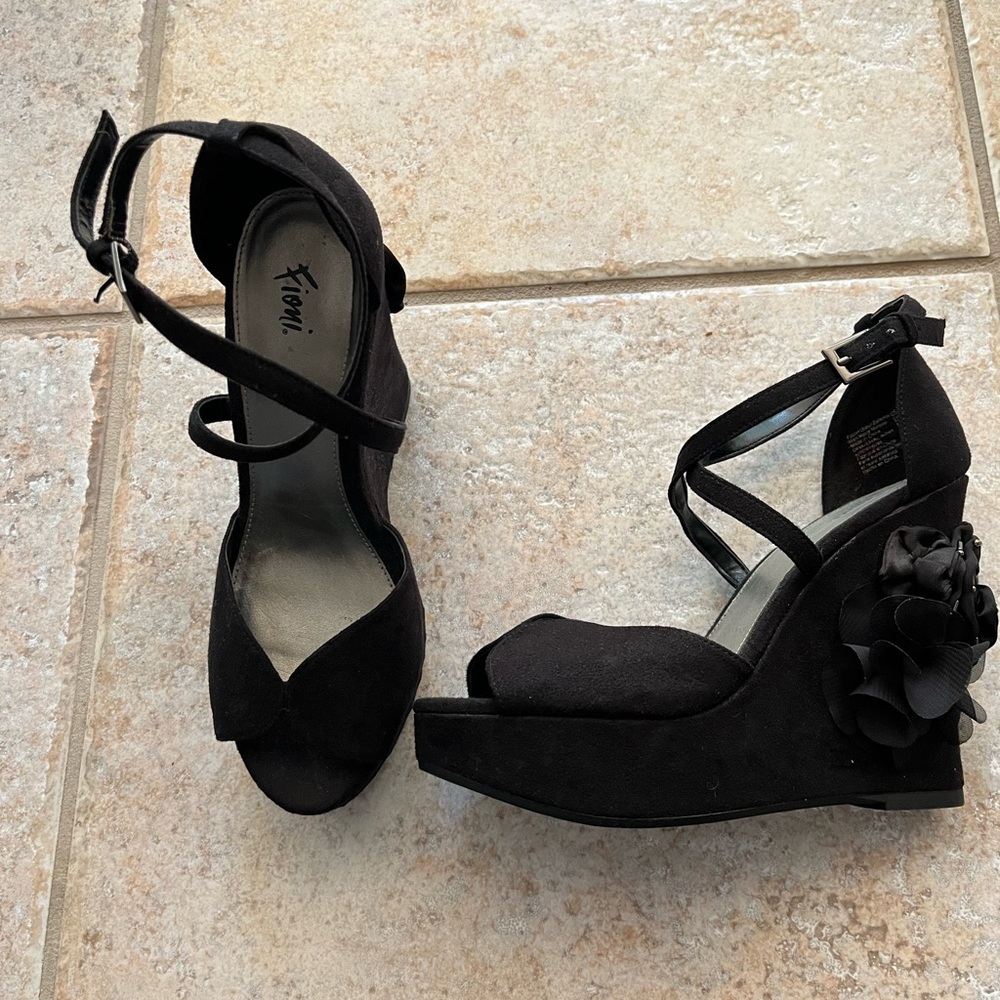 FIONI Women's Black Wedge Sandals